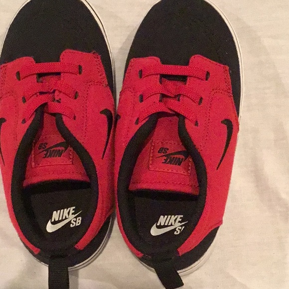 R) Boys brand new lace up sneakers - Picture 5 of 5